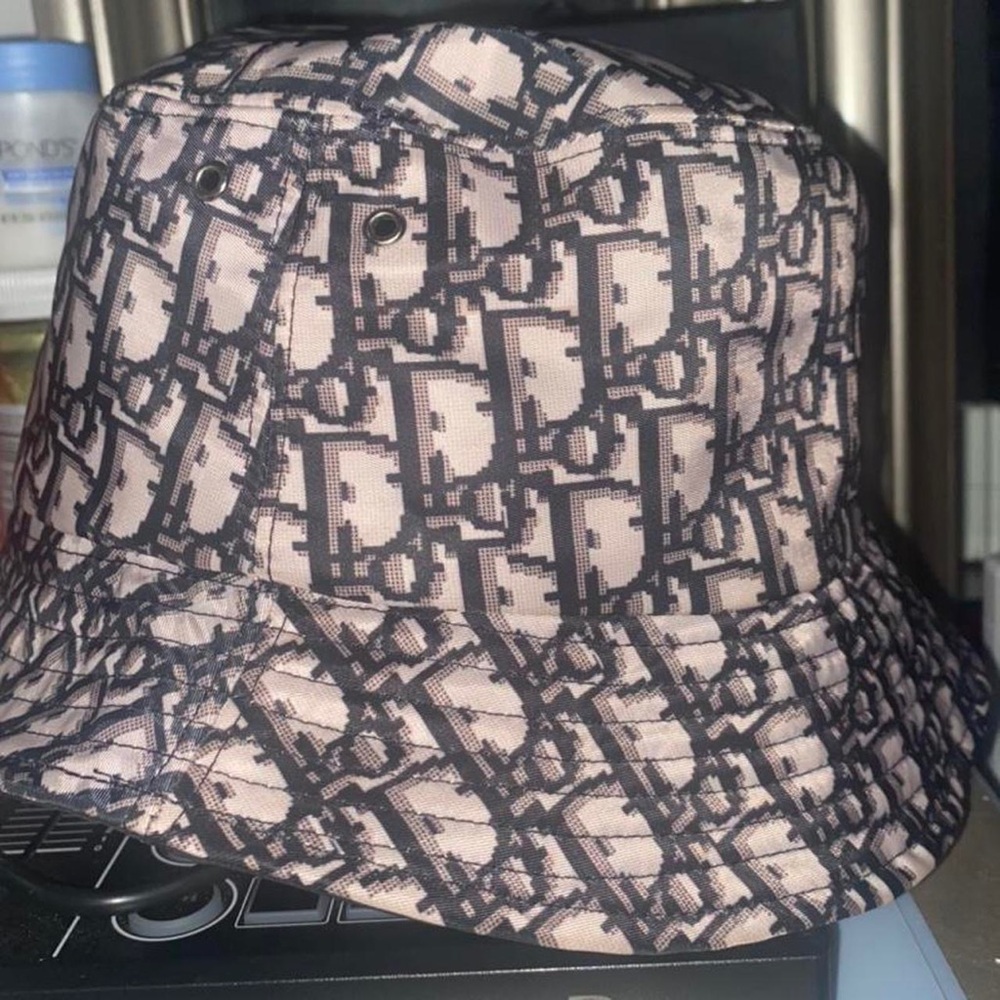 Christian Dior monogram bucket hat - it’s reversible